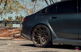 BMW G90 M5 НА КОВАНЫХ ДИСКАХ VOSSEN VPS-4