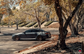BMW G90 M5 НА КОВАНЫХ ДИСКАХ VOSSEN VPS-4