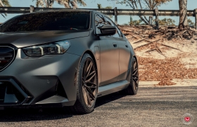 BMW G90 M5 НА КОВАНЫХ ДИСКАХ VOSSEN VPS-4