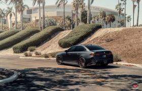 BMW G90 M5 НА КОВАНЫХ ДИСКАХ VOSSEN VPS-4