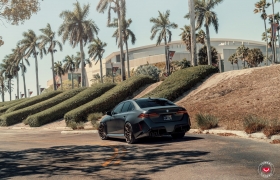 BMW G90 M5 НА КОВАНЫХ ДИСКАХ VOSSEN VPS-4