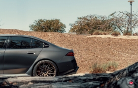 BMW G90 M5 НА КОВАНЫХ ДИСКАХ VOSSEN VPS-4