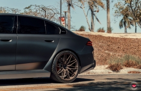 BMW G90 M5 НА КОВАНЫХ ДИСКАХ VOSSEN VPS-4
