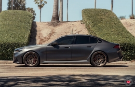 BMW G90 M5 НА КОВАНЫХ ДИСКАХ VOSSEN VPS-4