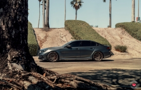 BMW G90 M5 НА КОВАНЫХ ДИСКАХ VOSSEN VPS-4
