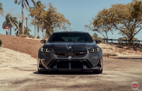 BMW G90 M5 НА КОВАНЫХ ДИСКАХ VOSSEN VPS-4