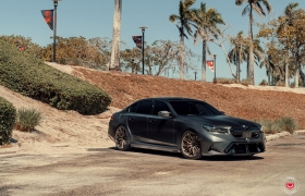 BMW G90 M5 НА КОВАНЫХ ДИСКАХ VOSSEN VPS-4