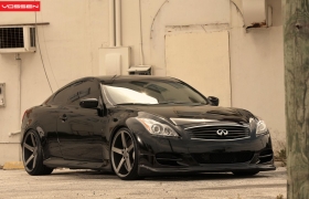 INFINITI G37 черная на дисках Vossen CV3