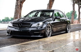 MERCEDES BENZ C63 НА КОВАНЫХ ДИСКАХ VOSSEN LC-104