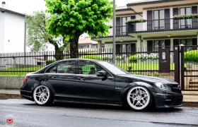 MERCEDES BENZ C63 НА КОВАНЫХ ДИСКАХ VOSSEN LC-104