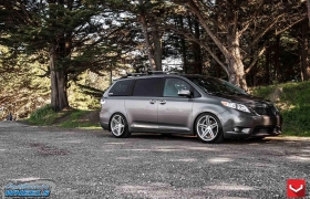 TOYOTA SIENNA на дисках CV5