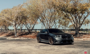 BMW G90 M5 НА КОВАНЫХ ДИСКАХ VOSSEN VPS-4