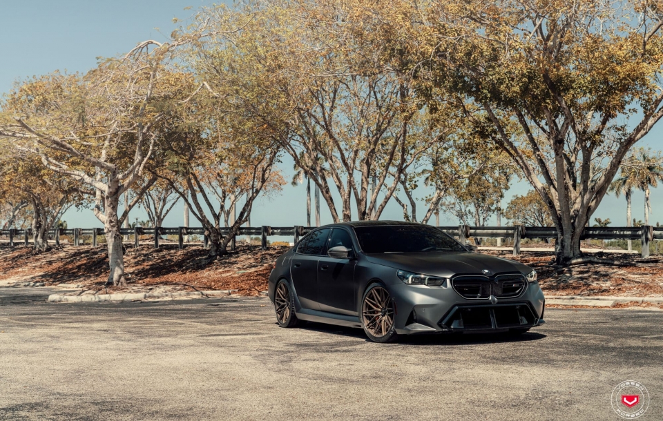 BMW G90 M5 НА КОВАНЫХ ДИСКАХ VOSSEN VPS-4