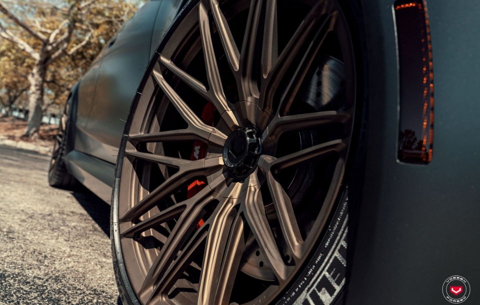 BMW G90 M5 НА КОВАНЫХ ДИСКАХ VOSSEN VPS-4