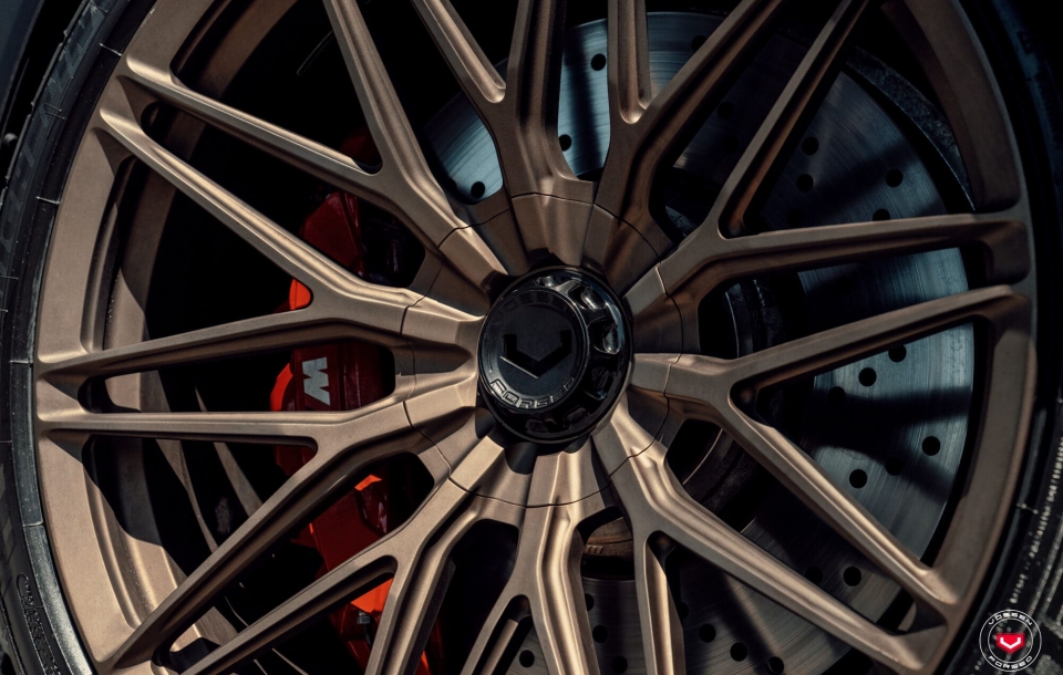 BMW G90 M5 НА КОВАНЫХ ДИСКАХ VOSSEN VPS-4