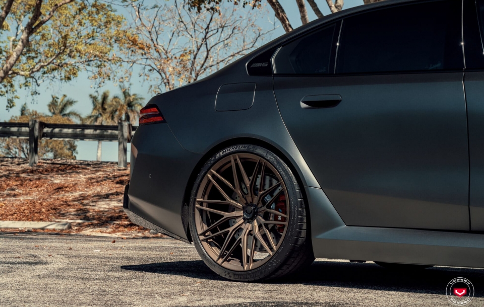 BMW G90 M5 НА КОВАНЫХ ДИСКАХ VOSSEN VPS-4