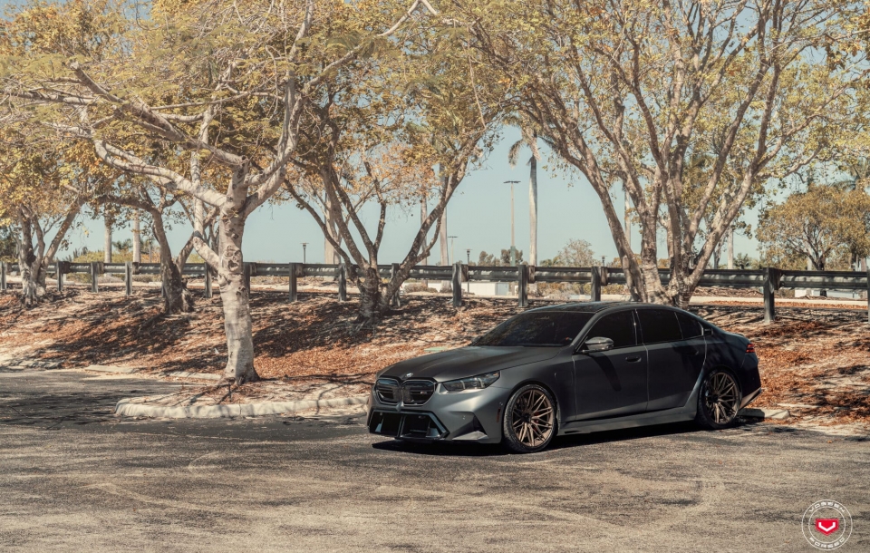 BMW G90 M5 НА КОВАНЫХ ДИСКАХ VOSSEN VPS-4