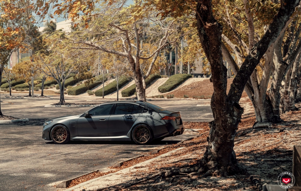 BMW G90 M5 НА КОВАНЫХ ДИСКАХ VOSSEN VPS-4