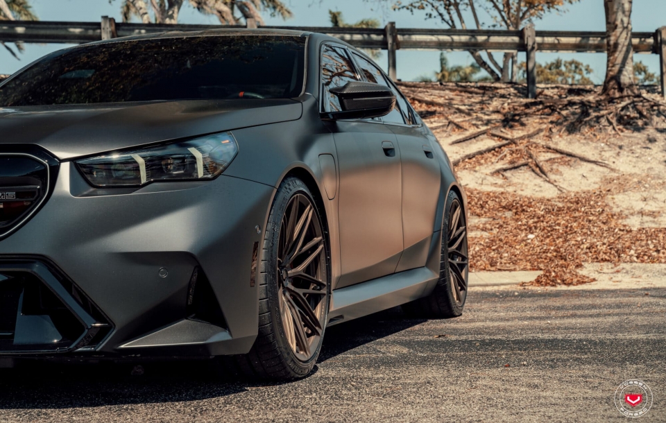 BMW G90 M5 НА КОВАНЫХ ДИСКАХ VOSSEN VPS-4