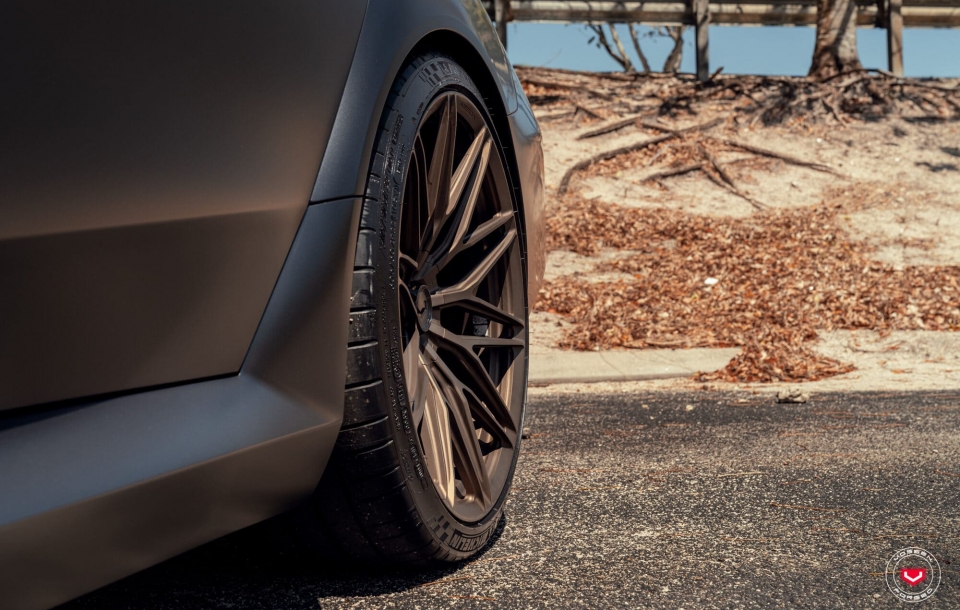BMW G90 M5 НА КОВАНЫХ ДИСКАХ VOSSEN VPS-4