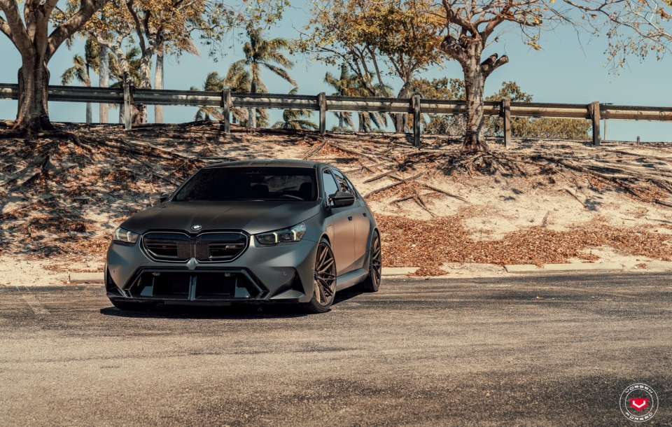 BMW G90 M5 НА КОВАНЫХ ДИСКАХ VOSSEN VPS-4