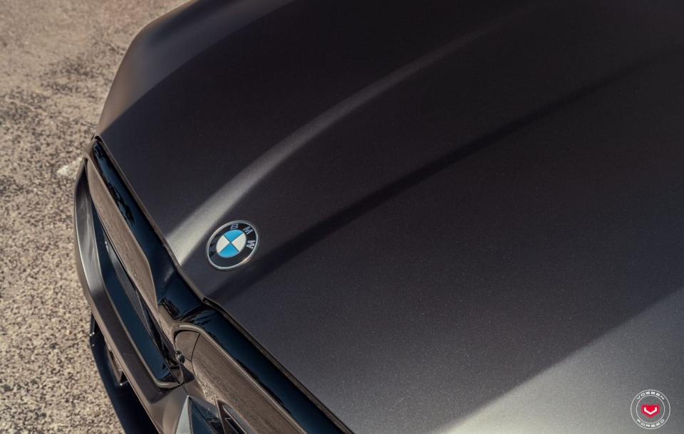 BMW G90 M5 НА КОВАНЫХ ДИСКАХ VOSSEN VPS-4
