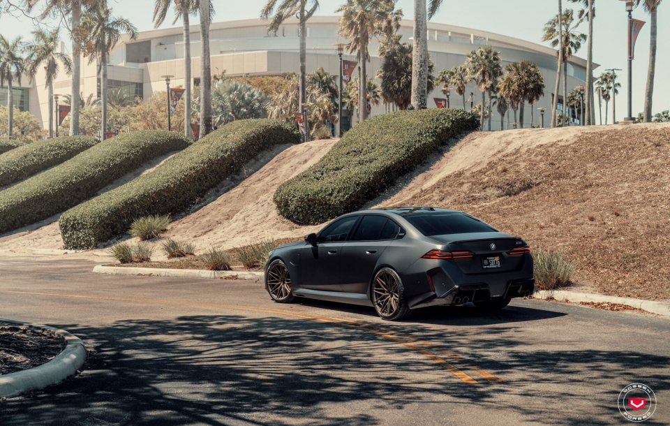 BMW G90 M5 НА КОВАНЫХ ДИСКАХ VOSSEN VPS-4