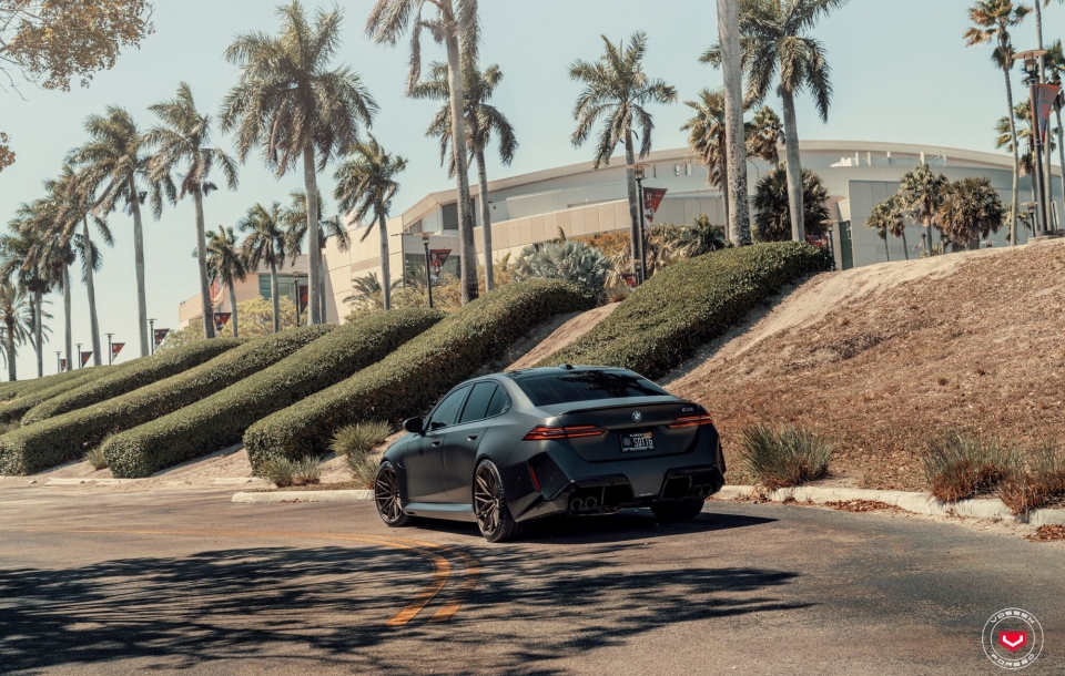 BMW G90 M5 НА КОВАНЫХ ДИСКАХ VOSSEN VPS-4