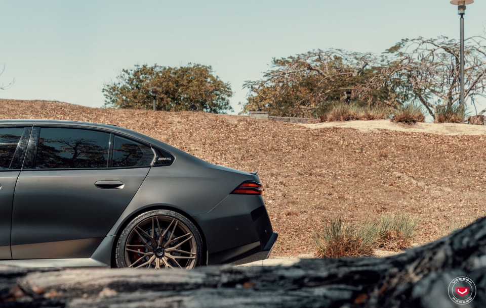 BMW G90 M5 НА КОВАНЫХ ДИСКАХ VOSSEN VPS-4