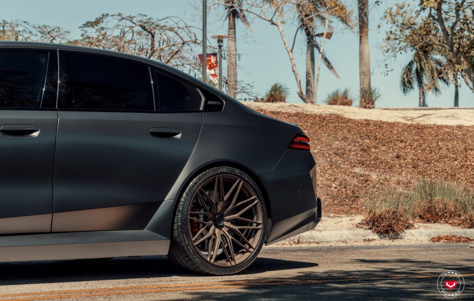 BMW G90 M5 НА КОВАНЫХ ДИСКАХ VOSSEN VPS-4