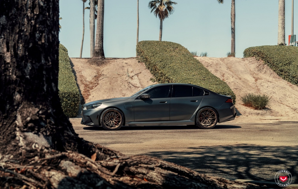 BMW G90 M5 НА КОВАНЫХ ДИСКАХ VOSSEN VPS-4