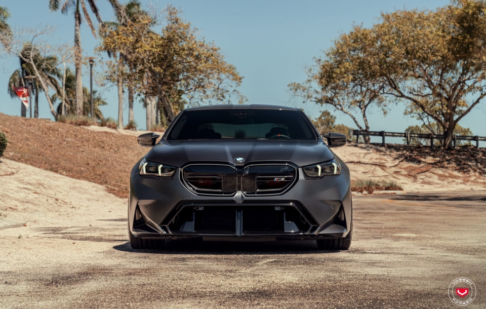 BMW G90 M5 НА КОВАНЫХ ДИСКАХ VOSSEN VPS-4