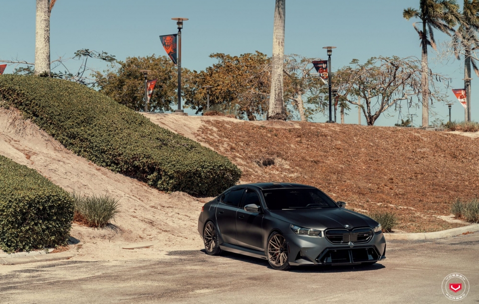 BMW G90 M5 НА КОВАНЫХ ДИСКАХ VOSSEN VPS-4