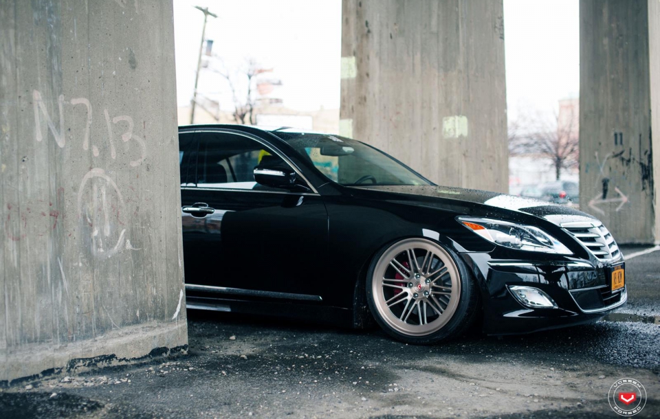 HYUNDAI GENESIS НА КОВАНЫХ ДИСКАХ VOSSEN LC-107