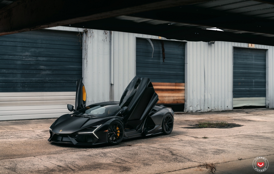 Lamborghini Revuelto на дисках Vossen VPS-1