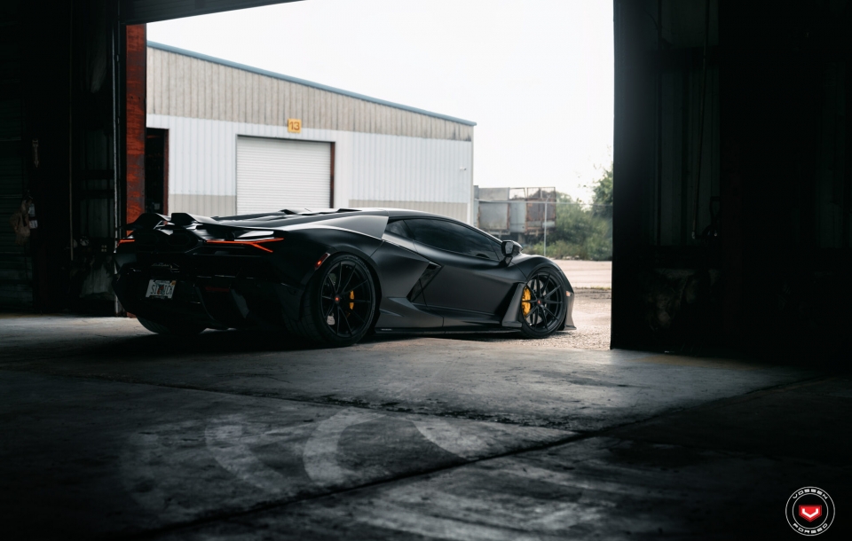 Lamborghini Revuelto на дисках Vossen VPS-1