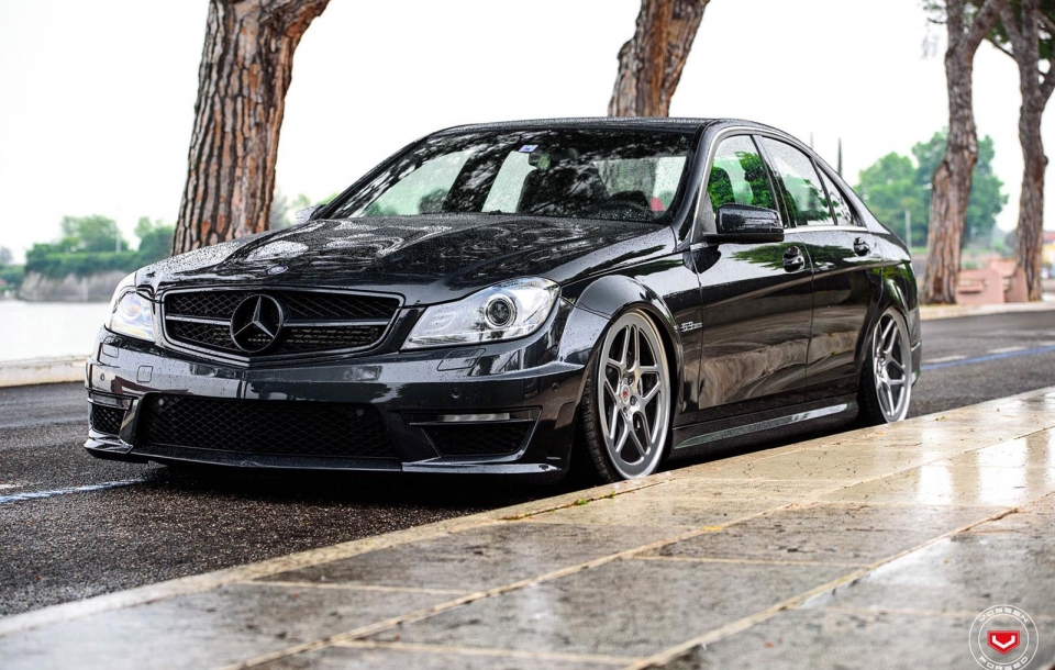 MERCEDES BENZ C63 НА КОВАНЫХ ДИСКАХ VOSSEN LC-104