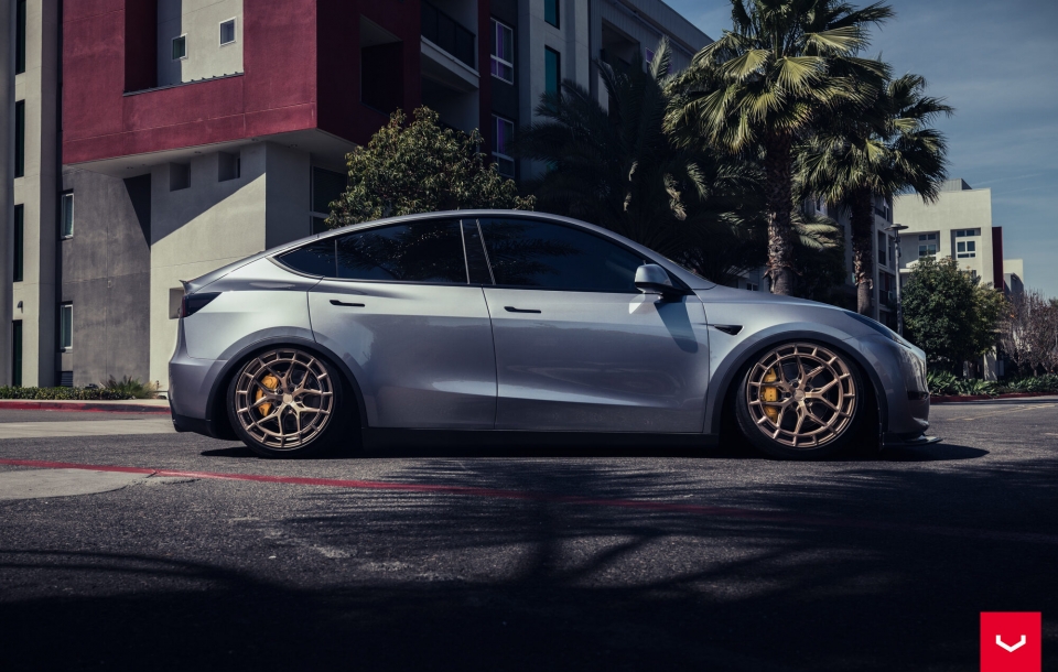 Tesla Model Y на дисках Vossen HFX Серия: HFX-1 (5-Болтов)