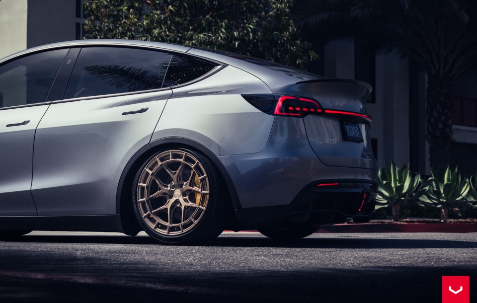 Tesla Model Y на дисках Vossen HFX Серия: HFX-1 (5-Болтов)