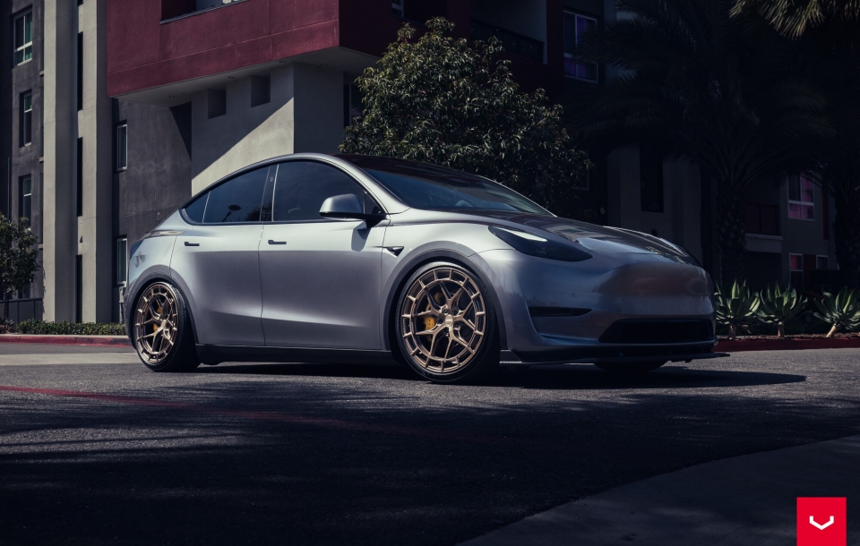 Tesla Model Y на дисках Vossen HFX Серия: HFX-1 (5-Болтов)